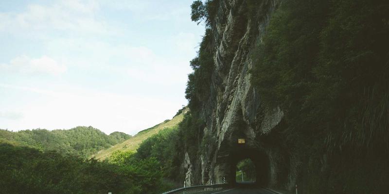 供应链金融创新模式：破解中小企业融资难题的商业新引擎